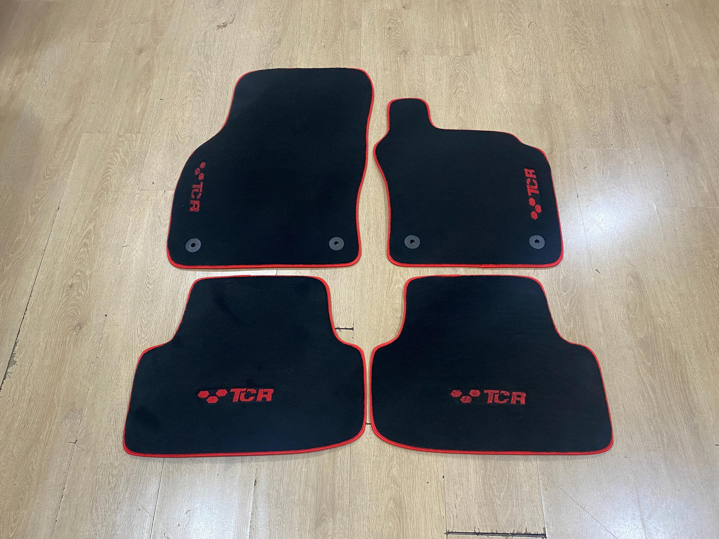 Volkswagen Golf 7 GTI TCR 2013-2020 ile Uyumlu Lüks R.H.D. Halı Paspas Seti, 4 Parça, Siparişe Özel Üretim