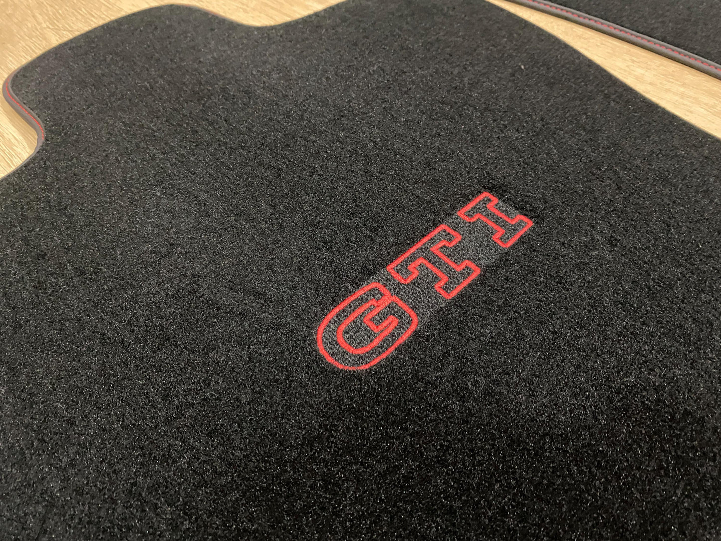 Volkswagen Golf 8 GTI 2021-2025 Modeline Özel Paspas, Özel Tasarım, Nakış İşlemeli Logo, Aracınıza Özel Paspas Deseni