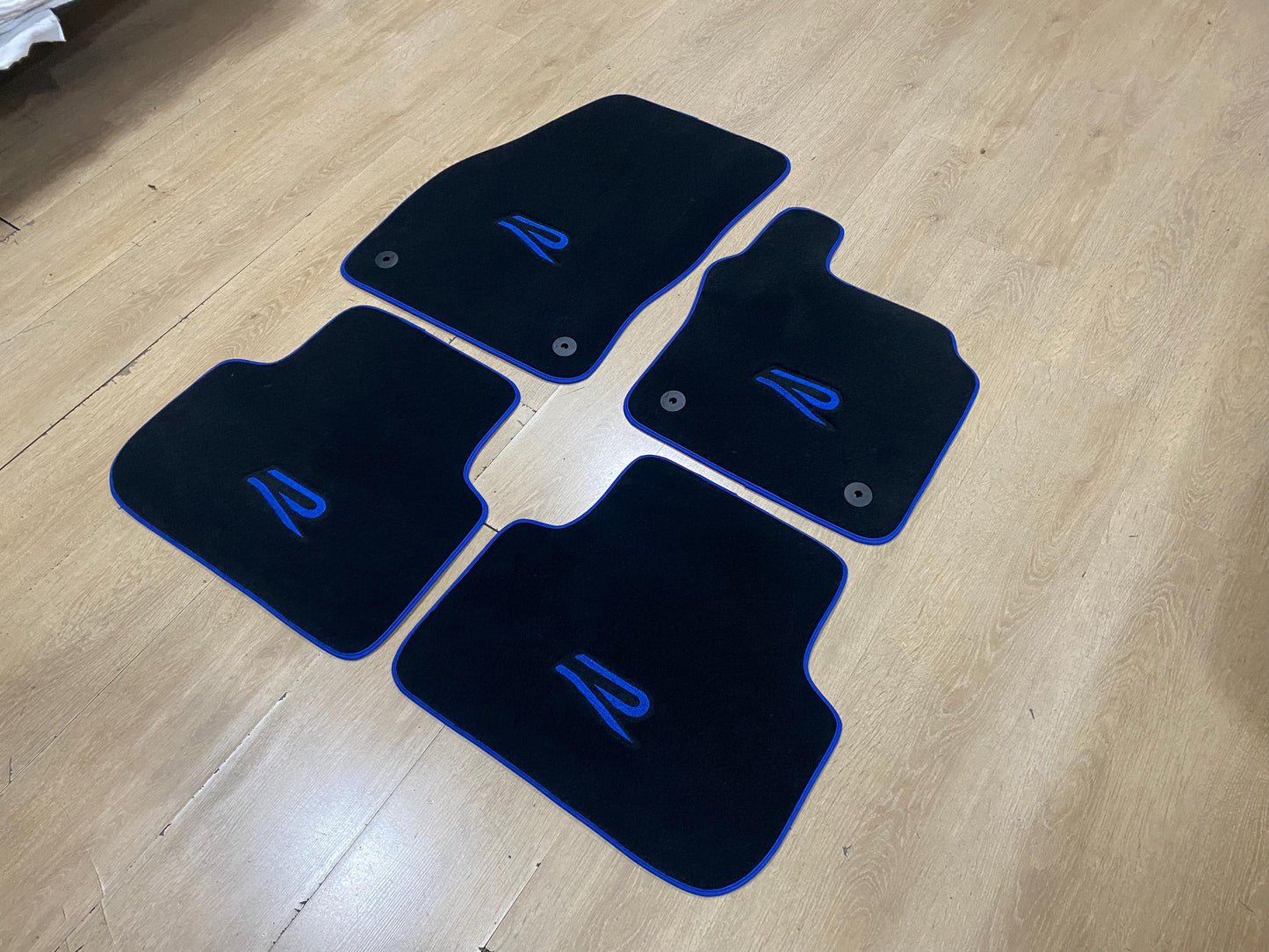 RHD Luxury Floor Car Mats For Volkswagen Tiguan R 2017-2023 , Set of 4 , Made to Order